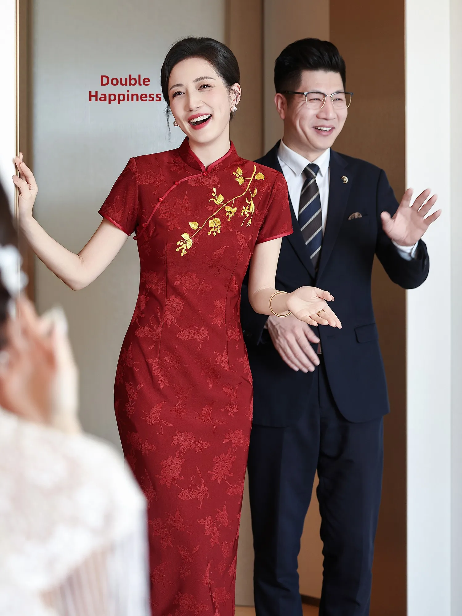 

Элегантное длинное свадебное платье с вышивкой цветочным узором, из дышащего полиэфирного волокна, с коротким рукавом и низким разрезом для женщин