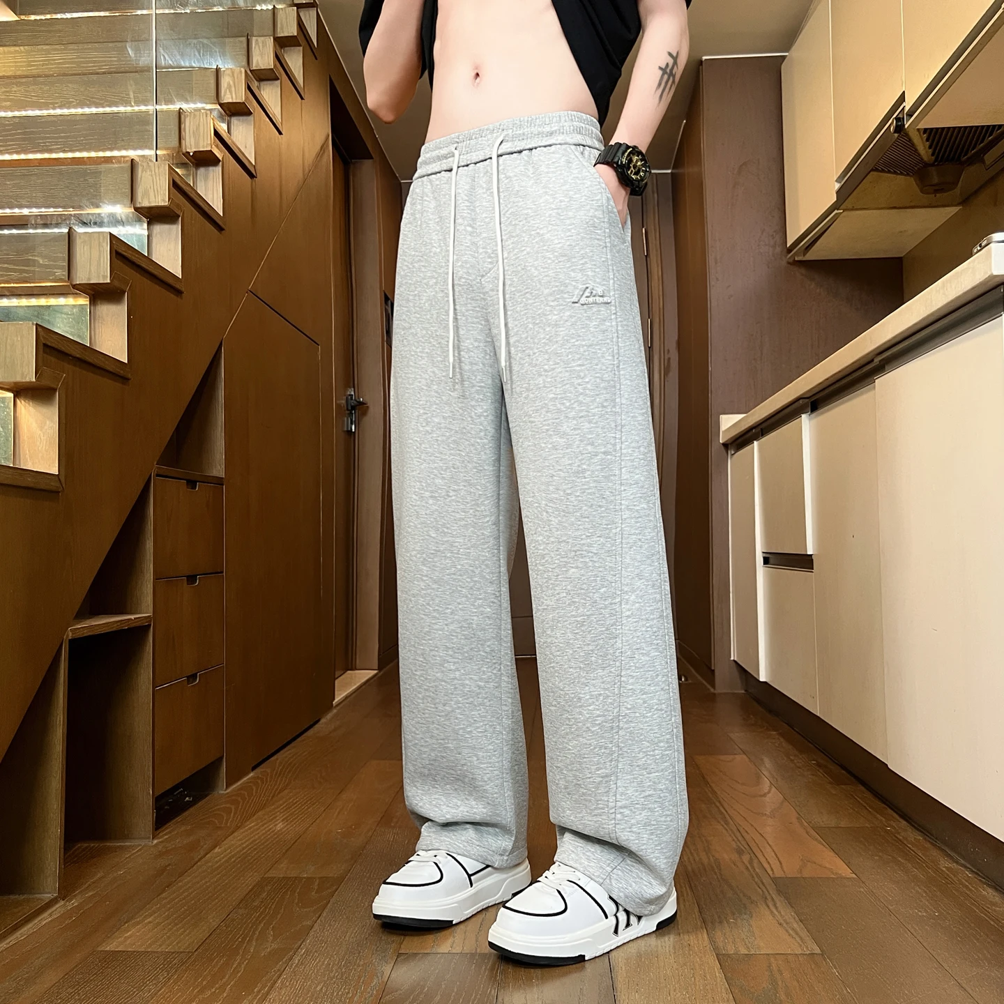 

Повседневные мужские хлопковые широкие спортивные брюки-джоггеры на весну-лето 2026 с эластичным поясом и шнурком для активного отдыха