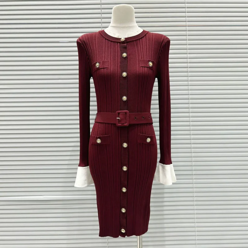 CHUJIE Herbst 2025, Strickkleid im französischen Stil, figurbetontes Kleid mit Rundhalsausschnitt und Knopfleiste vorne und Gürtel, schmal geschnittenes, elegantes Kleid