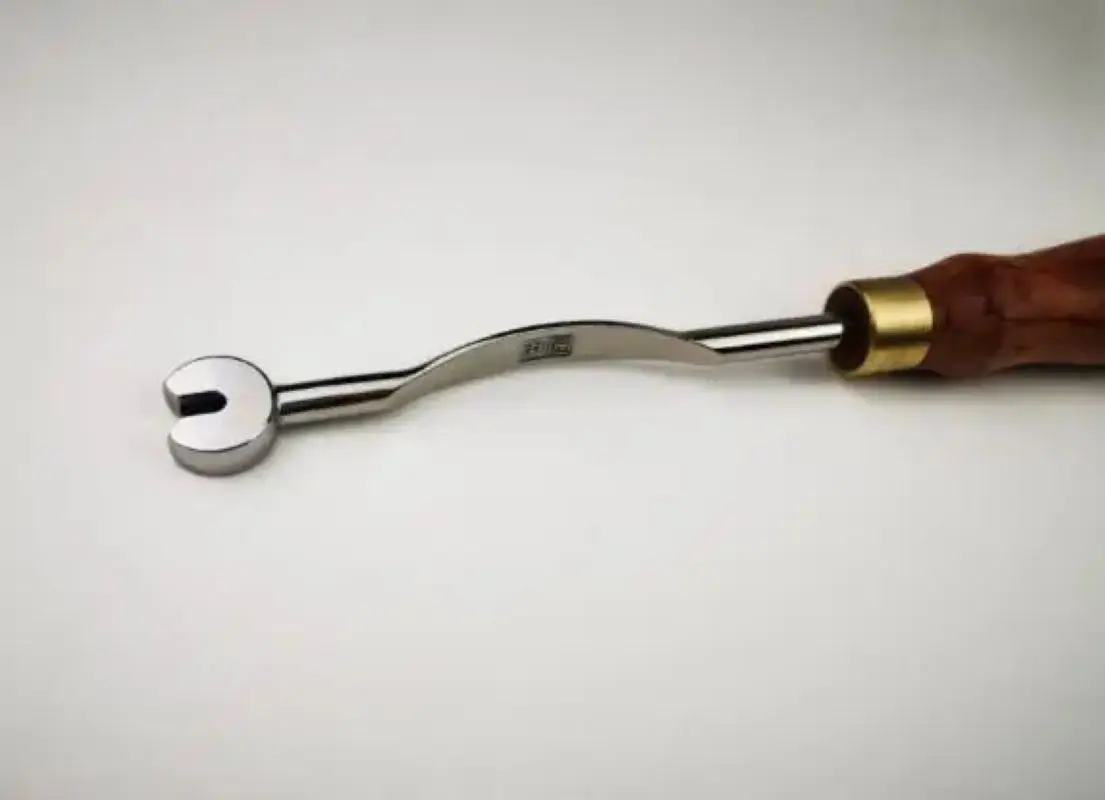 The piano tool keyboard pin wrench can be equipped with a mahogany handle