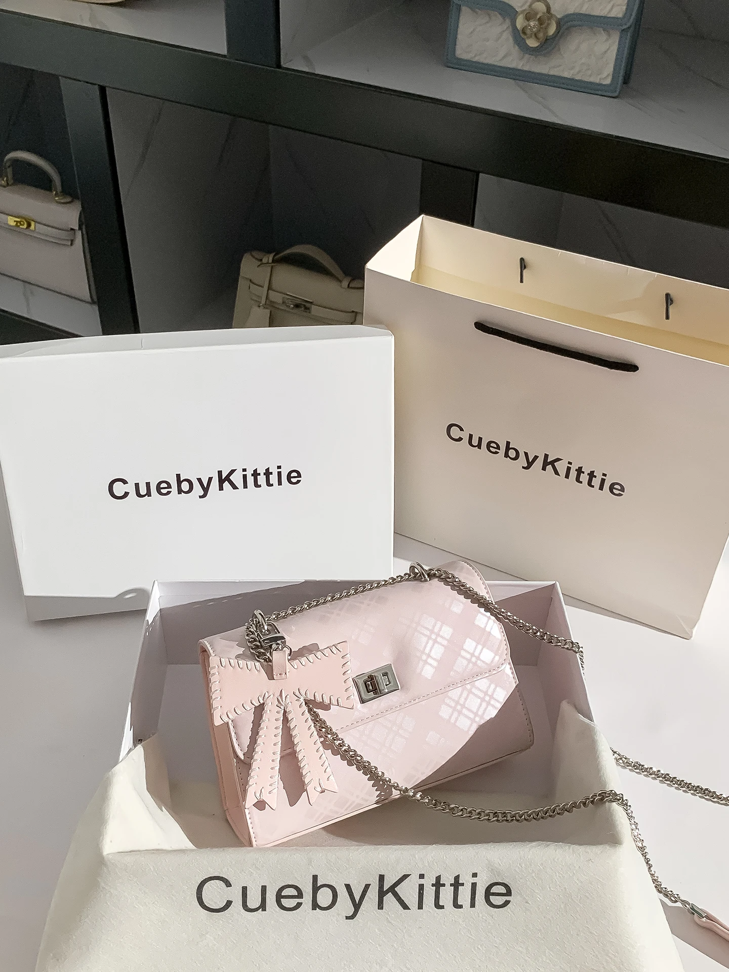 sac-carre-petit-format-cuebykittie-dopaamine-rose-avec-nœud-papillon-polyvalent-a-chaine-a-porter-sous-le-bras-a-l'epaule-ou-en-bandouliere-pour-usage-quotidien