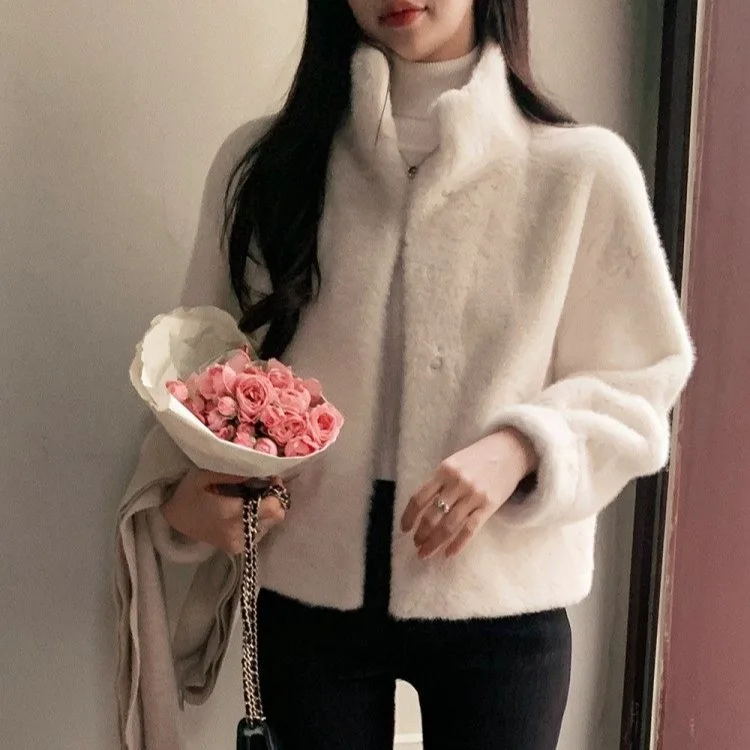 เสื้อโค้ทขนสัตว์เทียมแบบเป็นมิตรต่อสิ่งแวดล้อมสำหรับผู้หญิง คอเสื้อหลวม สไตล์ทันสมัย เหมาะสำหรับฤดูใบไม้ร่วงและฤดูหนาว คุณภาพดี ใช้งานได้หลากหลาย