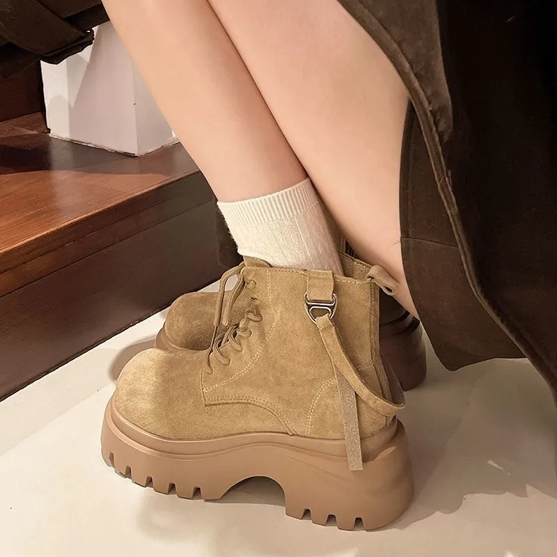 2026 סתיו וחורף חדשים בסגנון בריטי עם סוליות עבות להגדלת גובה מגפיים צהובים גדולים לנשים מגפי אופנוע עם רוכסן צדדי