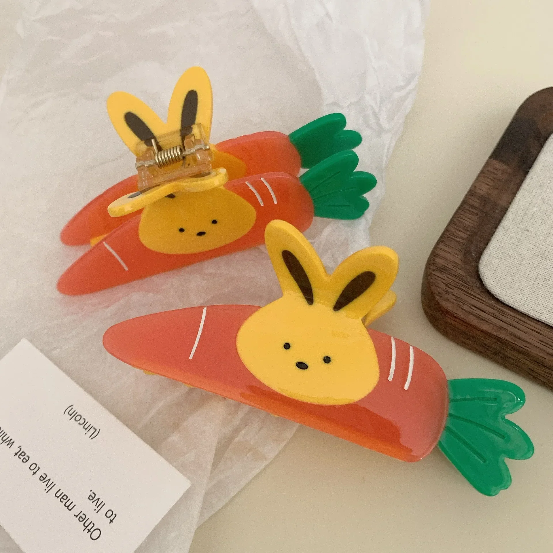 

BYL New Fruit Carrot Bunny Claw Acetate Hair Claw Sweet and Cute Design with Pan Hair Crab Clip Female Hair Accessories