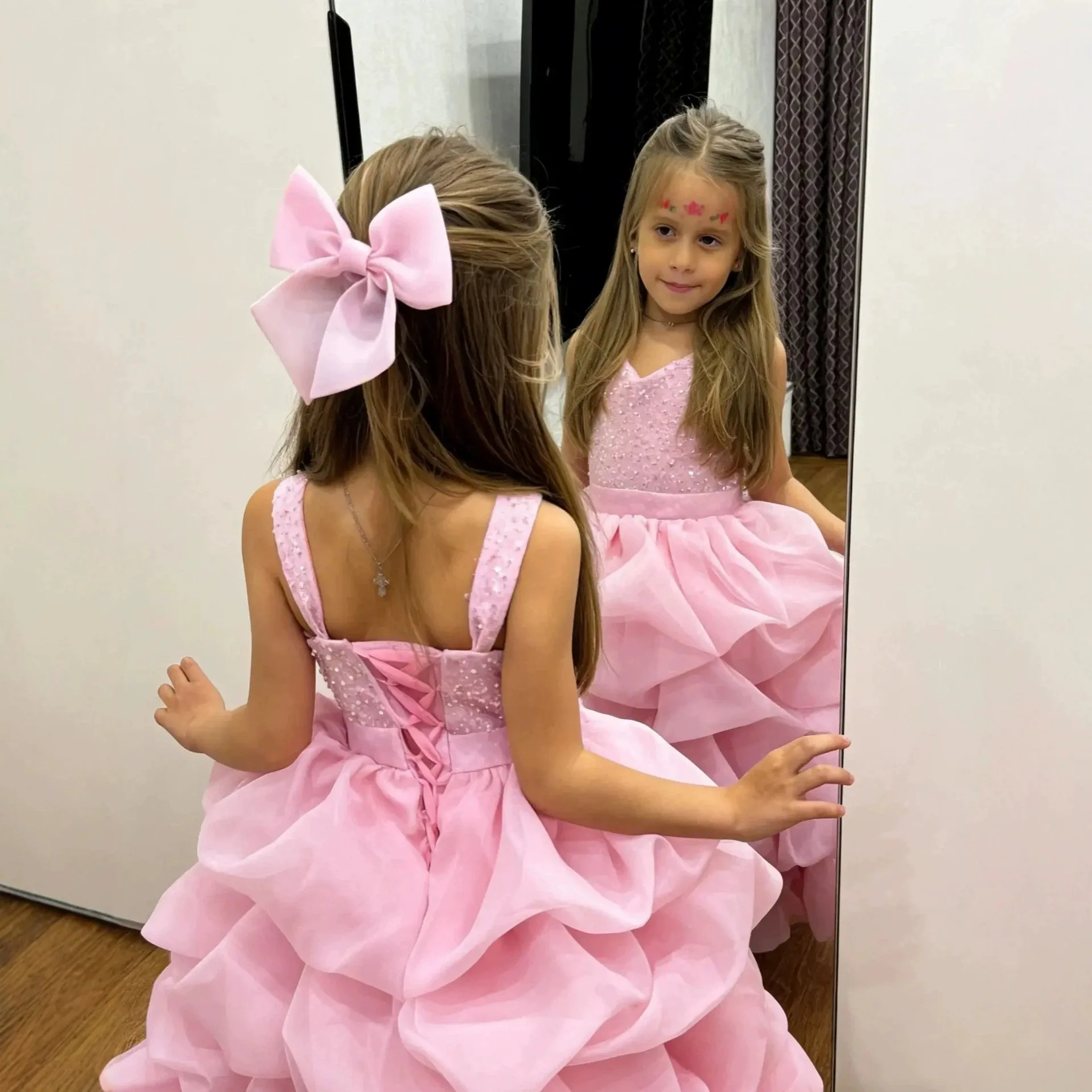Maßgeschneiderte rosa Tüll-Blumenmädchenkleider, ärmellos, rückenfrei, gestuft, bodenlang, O-Ausschnitt, Festkleid, Ballkleid mit Spaghettiträgern – Detail 5