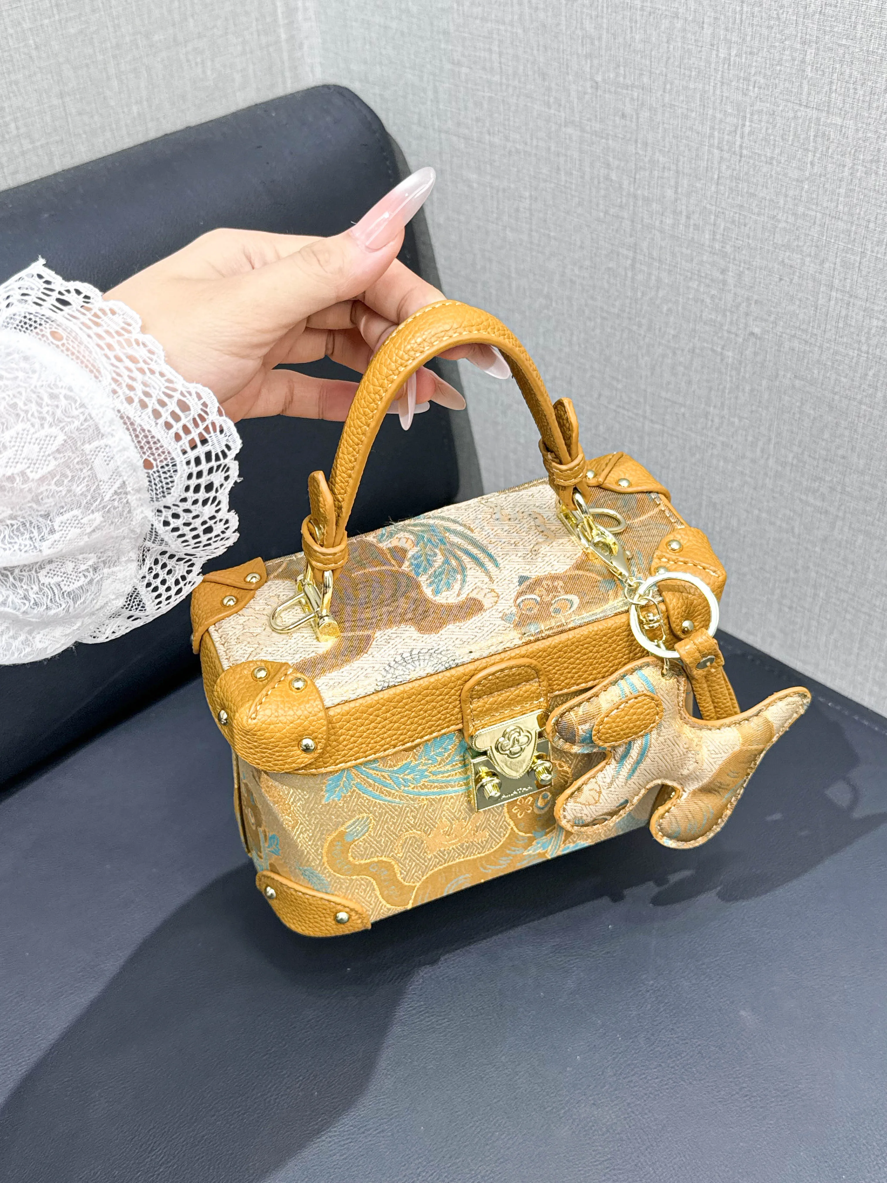 bolso-de-mano-cruzado-para-mujer-estilo-chino-bordado-de-cuero-suave-casual-moda-verano-2026-marca-mack-jennifer