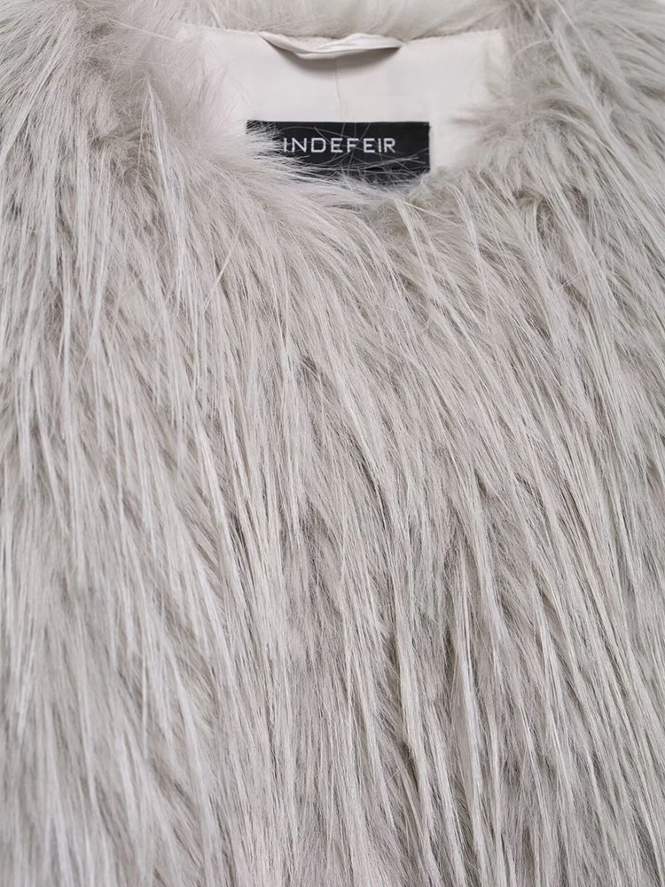 معطف/سترة نسائية جديدة على الطراز الأوروبي عصرية ومتعددة الاستخدامات بلون سادة ورقبة دائرية من الفرو الصناعي