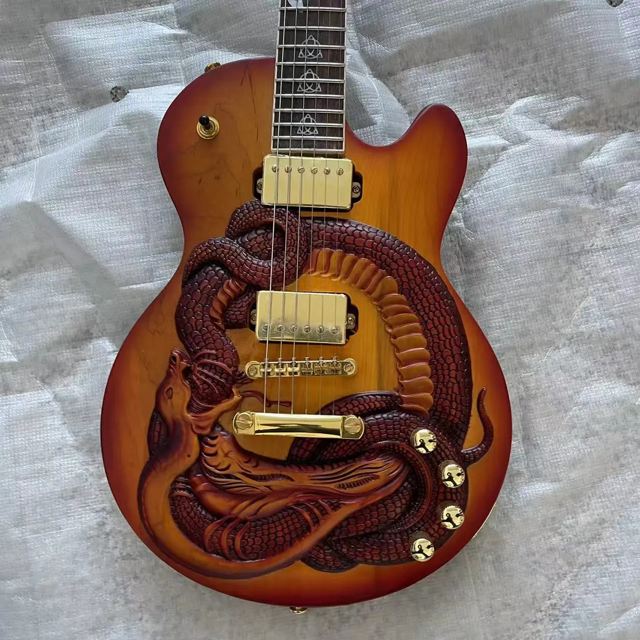 In stock, 6-chord snake shaped carved electric guitar, hand drawn body, real shipping pictures, order immediately shipped