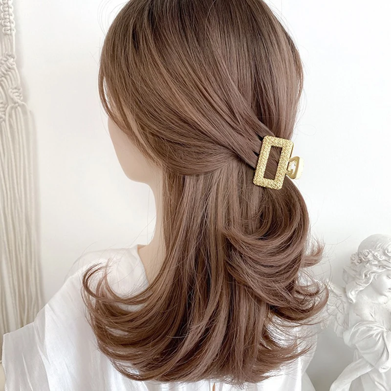 Goldene modische Haarklammern, hohle geometrische Herz- und Schleifen-Designs, elegante, rutschfeste Haarkrallen für Damen, Haaraccessoires. – Detail 3