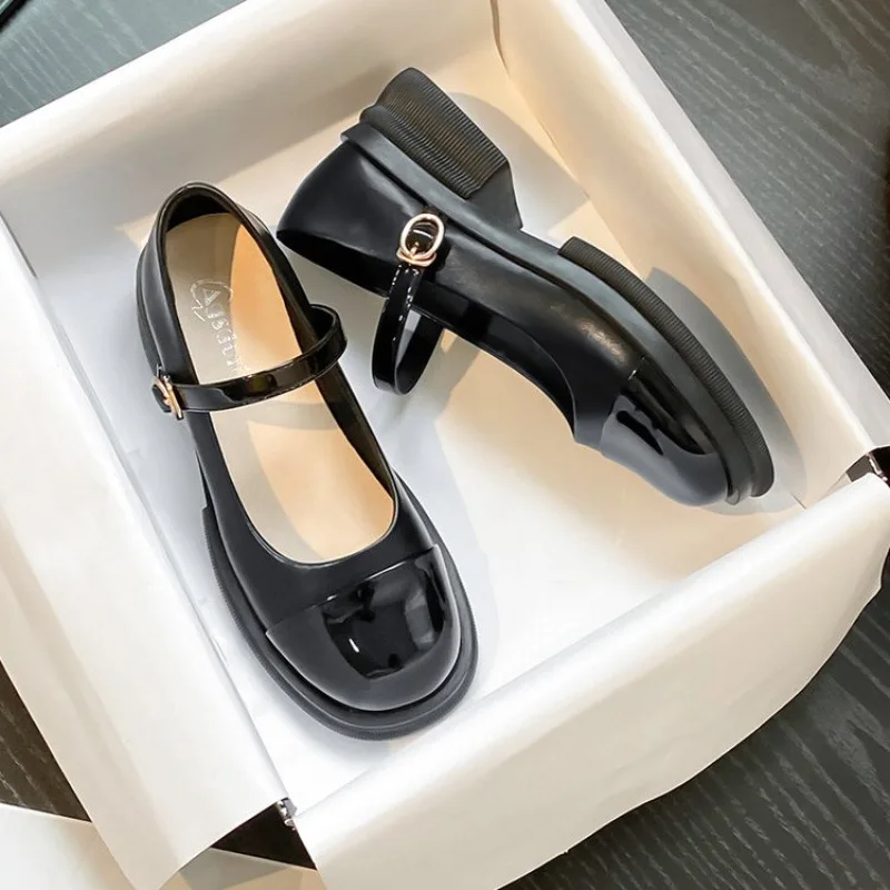 صنادل ماري جين على الطراز البريطاني العتيق 2025 أحذية بدون كعب جديدة للنساء أحذية فستان ريترو أنيقة فرنسية بنعل مكتنز