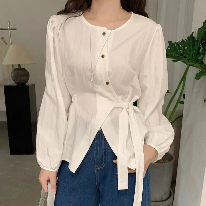Camicia da donna asimmetrica con lacci Manica lunga Designer Vestibilità ampia Tinta unita Top Monopetto alla moda Abbigliamento da ufficio per l'inizio dell'autunno