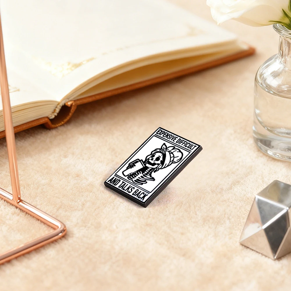 Teure, schwierige und spöttische Brosche, lustiges Getränk, Totenkopf, Mrs. Lapel Pin, spitzenharte Worte, schwarz-weißes Abzeichen, modisches Kragen-Accessoire – Detail 6