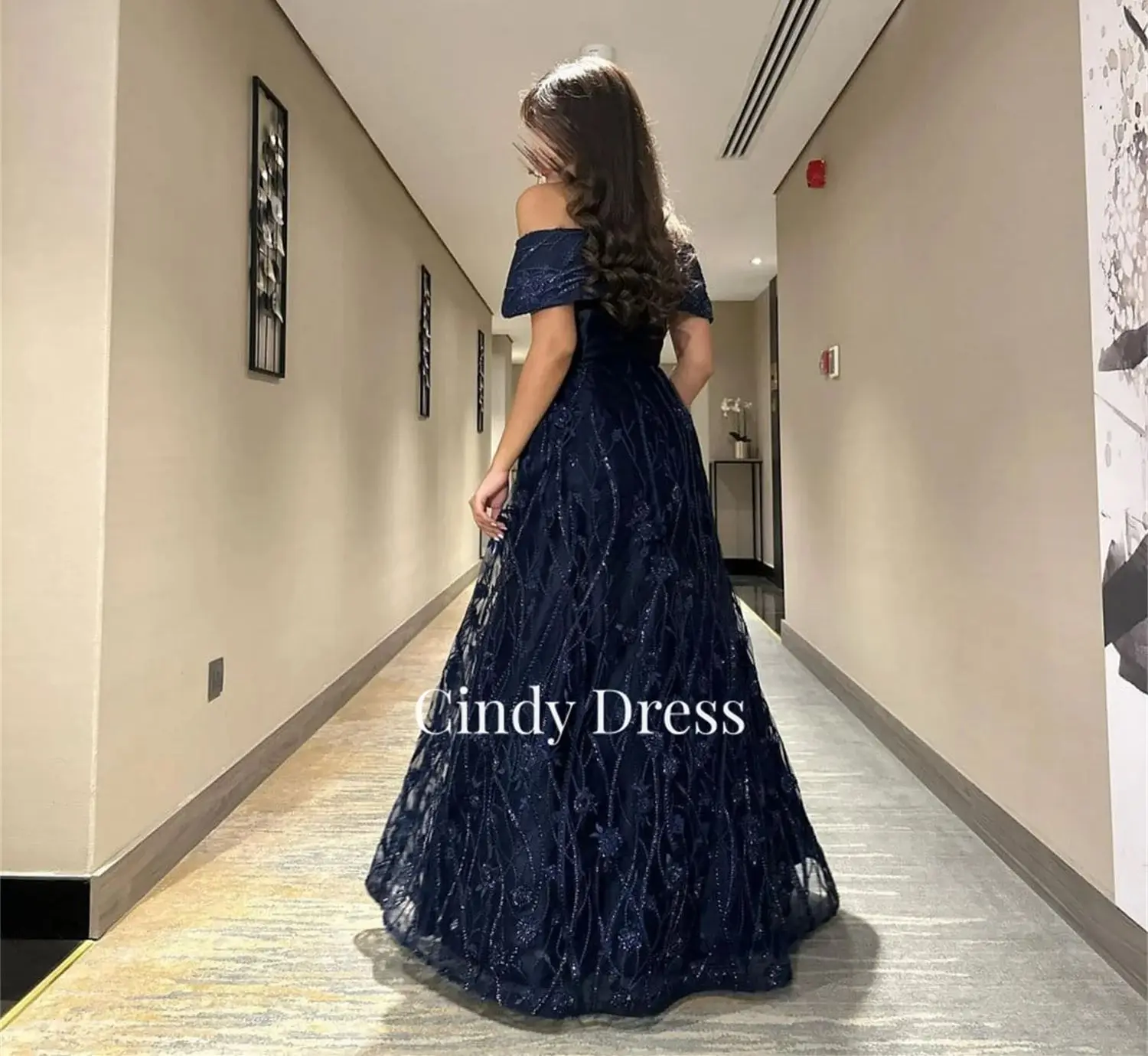 Aangepaste off-the-shoulder avondjurken vrouw elegante en mooie damesjurken voor schoolfeest Eid Al-fitr glanzende marineblauwe lijn A