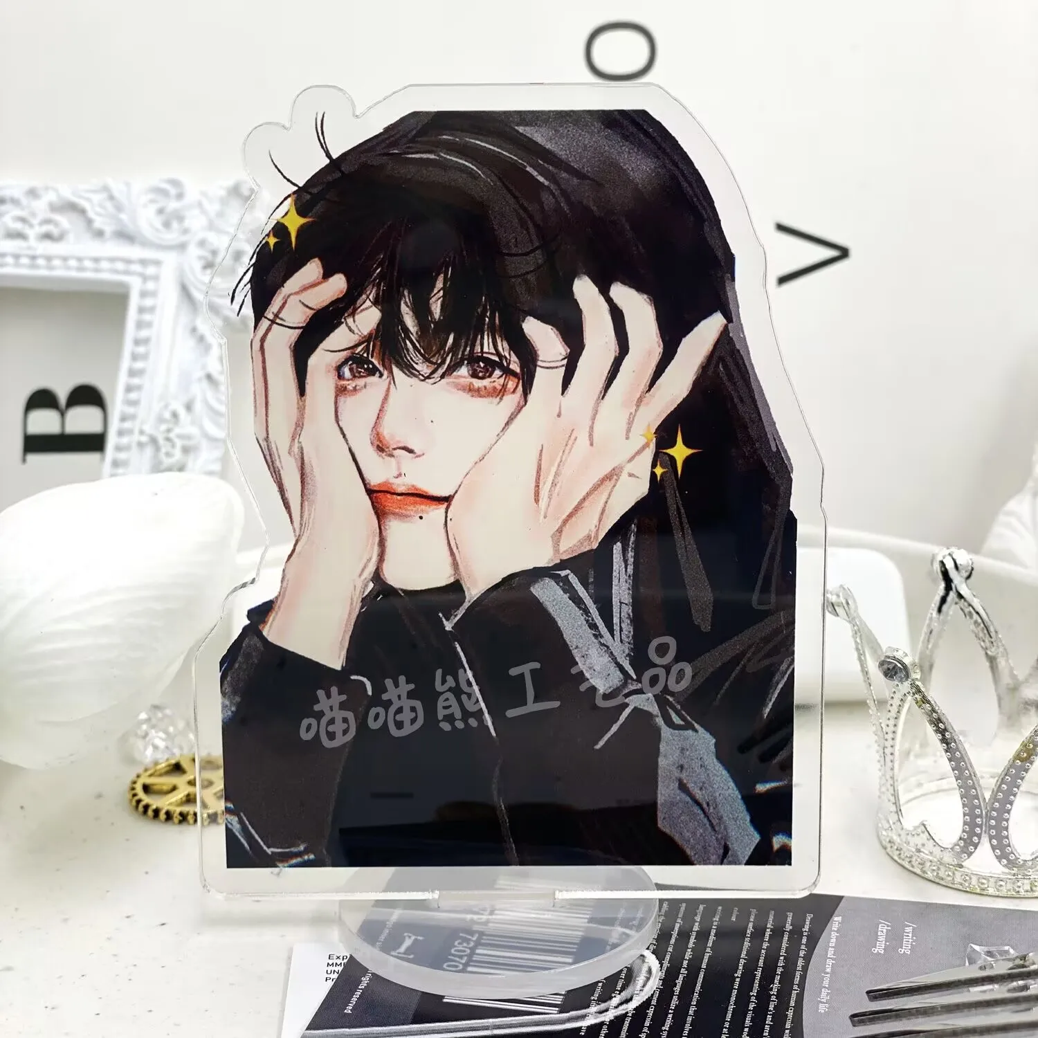 La stella Xiao Zhan copre la faccia con le mani. Il presenta un nuovo supporto per ventaglio e un piccolo ornamento da tavolo come regalo