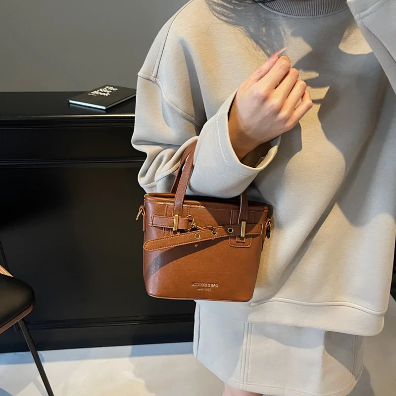 عالية الجودة الملمس شيك حقائب النساء 2025 موضة جديدة عادية دلو Crossbody حقيبة كتف حزام مشبك حمل الحقائب