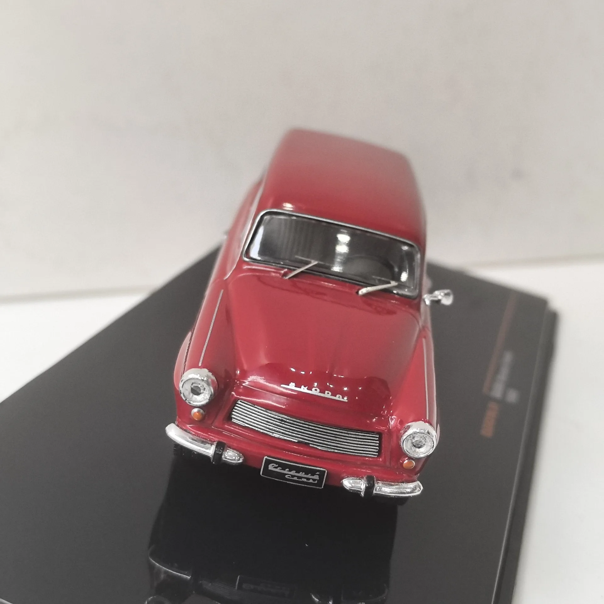 Modèle de voiture en alliage moulé sous pression, échelle Ixo 1/43, SKODA Octavia Combi 1969 Skoda, jouet de collection, cadeau, affichage Souvenir, ornement