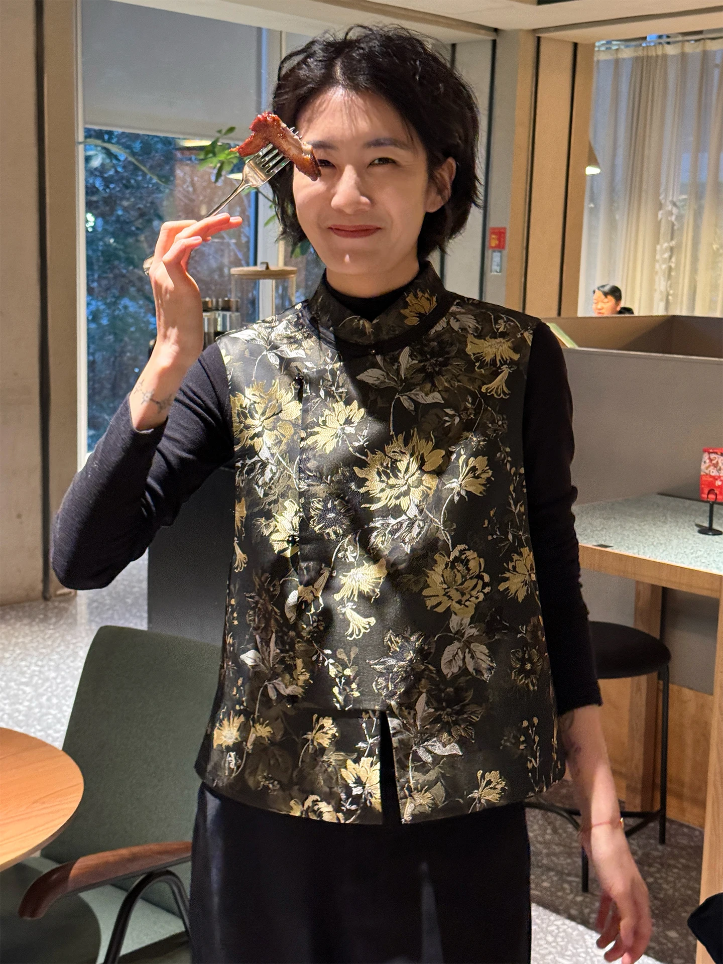 

Новая женская жилетка в китайском стиле, весна 2026, с золотой вышивкой, на пуговицах, многослойная, в этническом стиле, с цветочным принтом, воротник-стойка