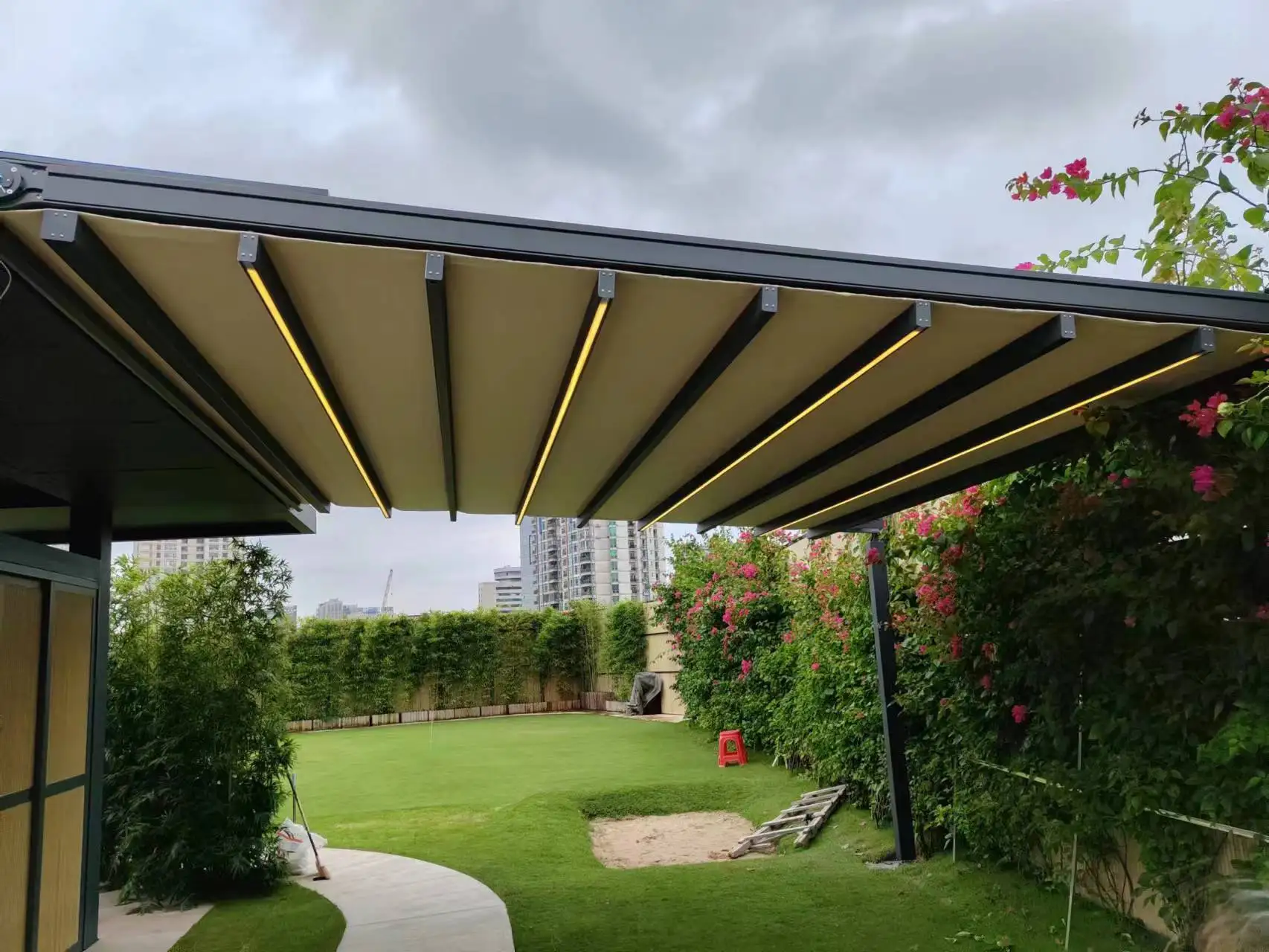 

Motorized Outdoor Restaurant Courtyard Villa Retractable Canopy Shade 10m Aluminum Alloy Electric Folding Heat Insulation Canopy