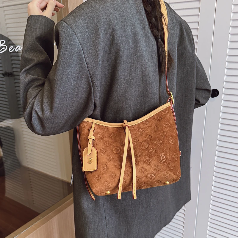 حقيبة ساعي البريد النسائية الأنيقة الكلاسيكية المشهورة، حقيبة كتف جلدية أنيقة للسيدات، حقيبة كروس فاخرة من قبل العلامة التجارية الشهيرة