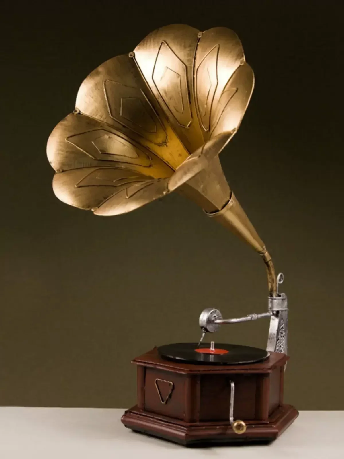 Vinyl Record Player Nordic Light Luxury Ornament Retro Model Phonograph Home Window Decoration Antique Finish Style
