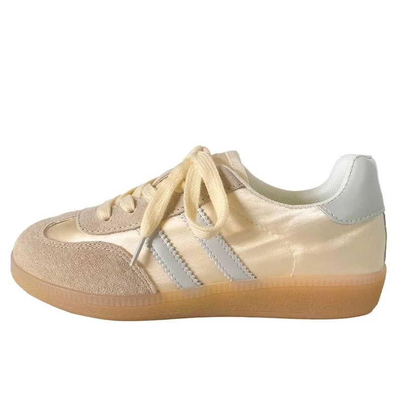 

Retro Flat-bottomed Light Sports Shoes Spring and Autumn Women's New Fashion Joker Students' Casual Low-help Training Shoes