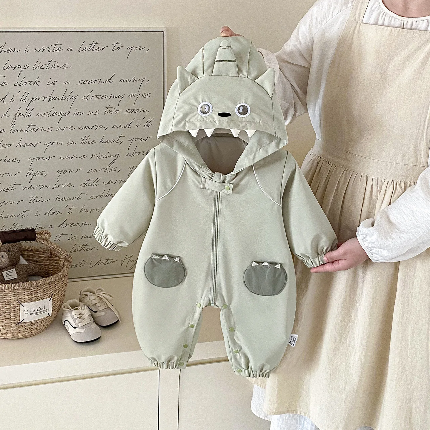 

Новый детский костюм для девочек 2026 года: ветрозащитный, весенне-осенний, с дизайнерской шапкой, повседневный, дышащий, хлопковый, с завышенной талией, на пуговицах