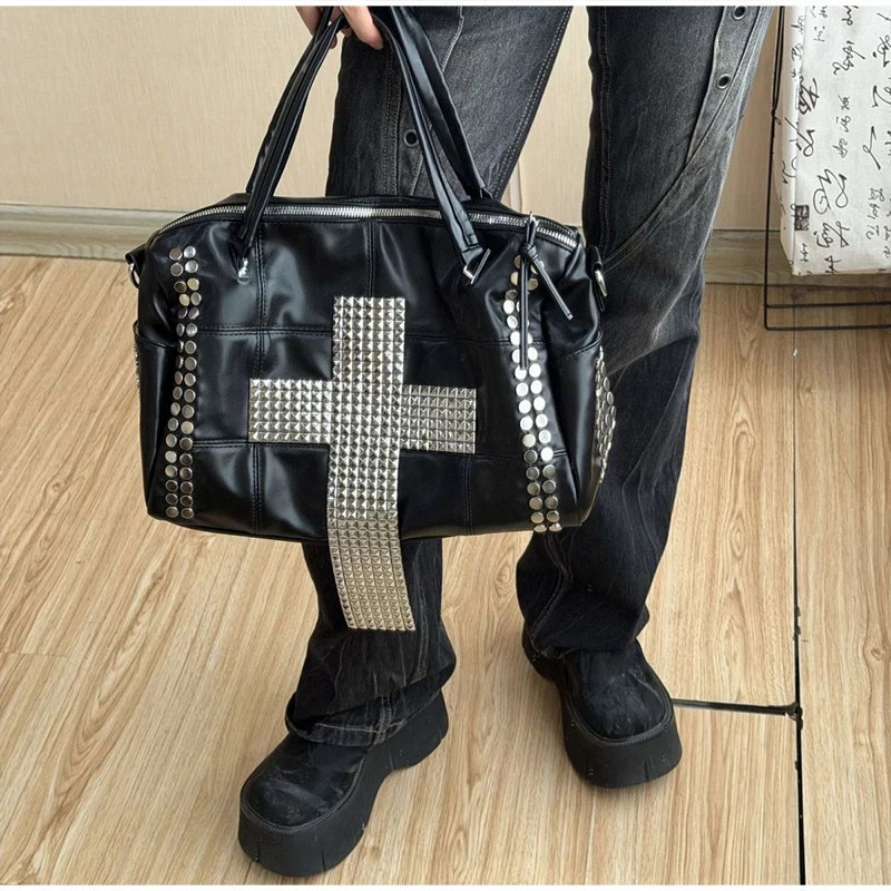 Rivet Cross Umhängetasche, Damen Punk Metall-Nietenbesetzte Tragetasche, Große Kapazität Motorrad-Biker-Stil Streetwear Handtasche – Detail 13