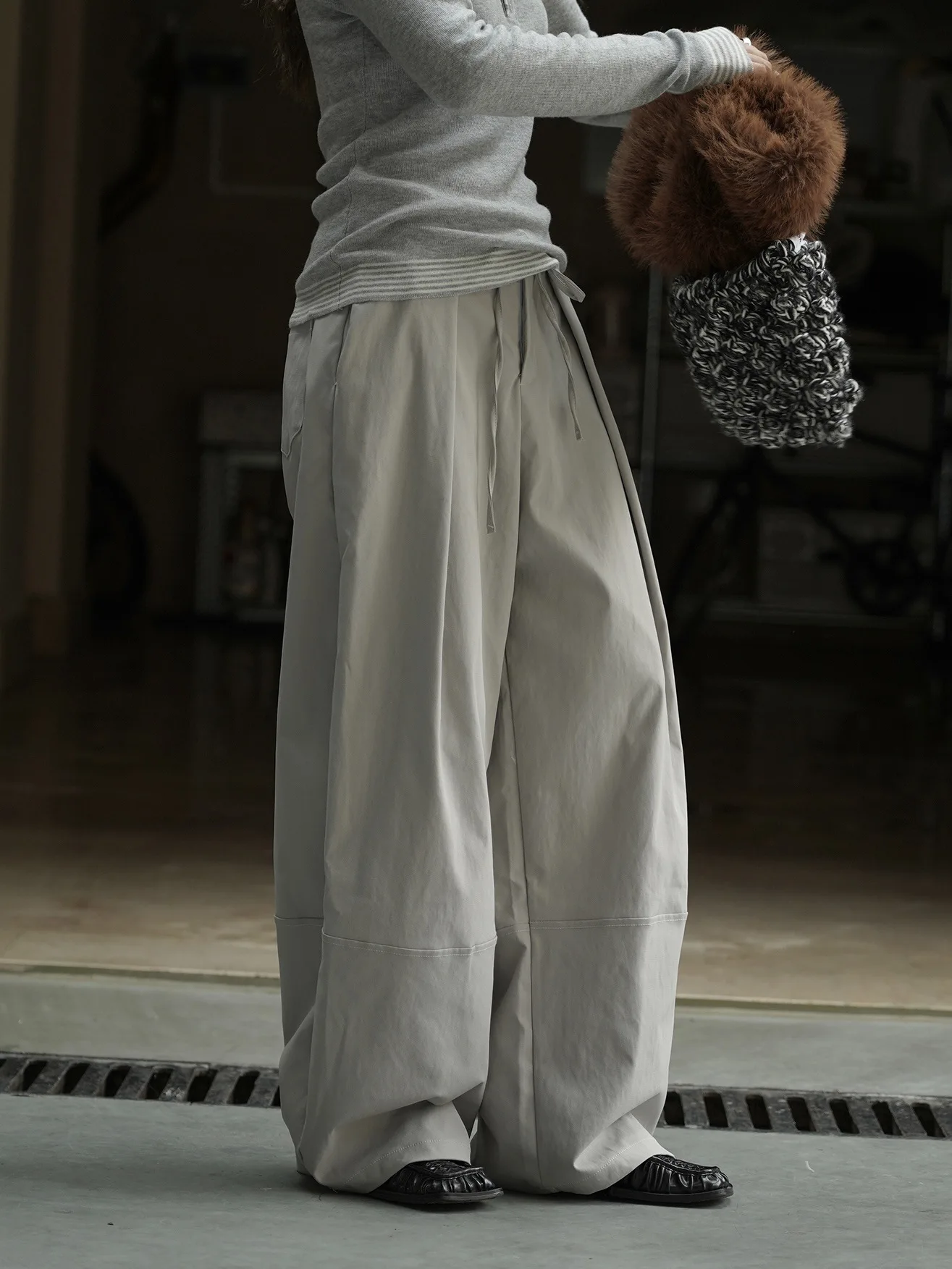 레트로 스타일의 하이웨이스트 플리츠 캐주얼 팬츠, 여성을 위한 루즈핏 디자인