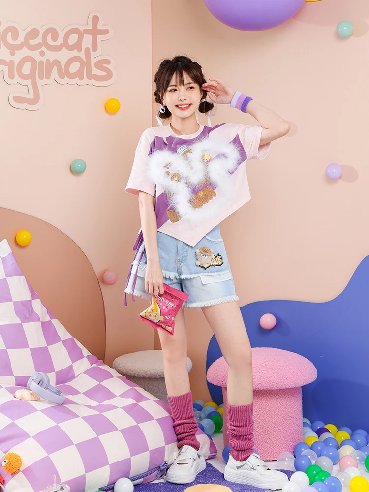 

Летняя женская футболка свободного кроя с асимметричным подолом, вышивкой в виде головы кролика и цветными блоками, с коротким рукавом