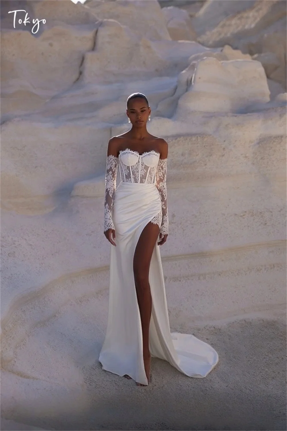 東京カスタムメイドのエレガントなオフショルダーロングスリーブウェディングドレス、サイドハイ スリットジップ付きブライダルガウン、ホワイトマーメイドウェディングガウン