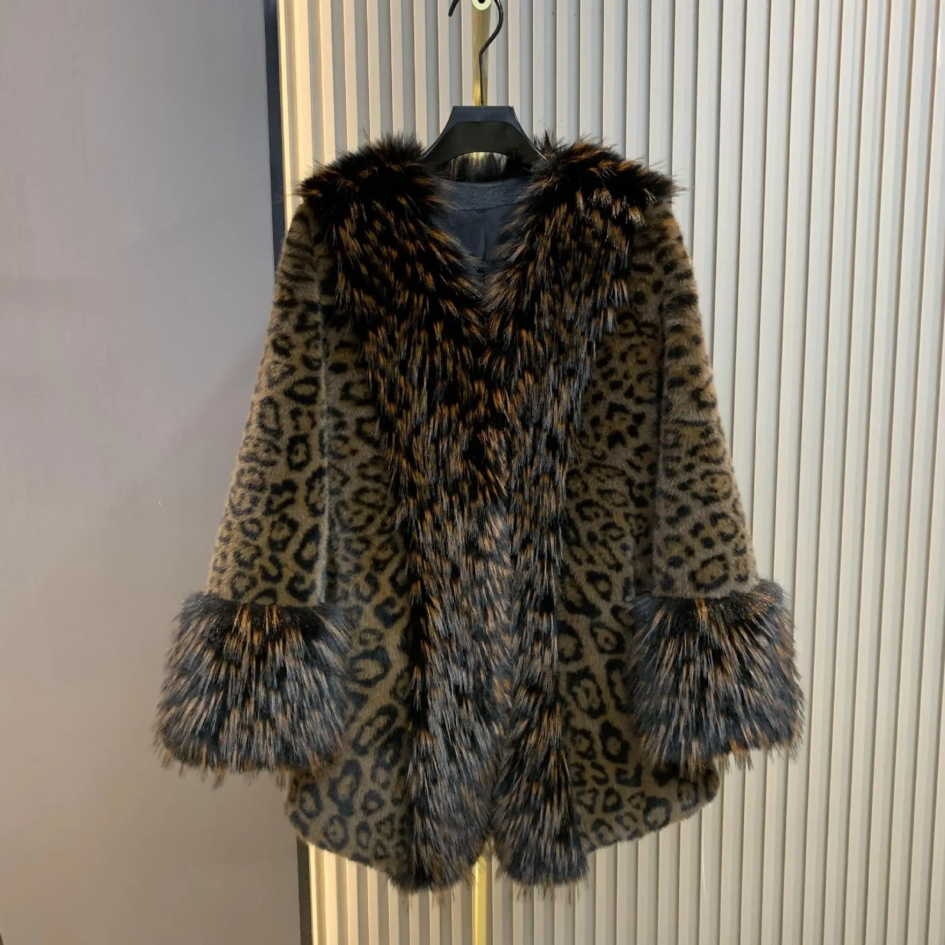 เสื้อคลุมขนเฟอร์เทียมพิมพ์ลายเสือดาวสุดหรูหรา แฟชั่นระดับไฮเอนด์ สไตล์เทพธิดา เสื้อแจ็คเก็ตขนปุยสำหรับฤดูหนาวสำหรับผู้หญิง