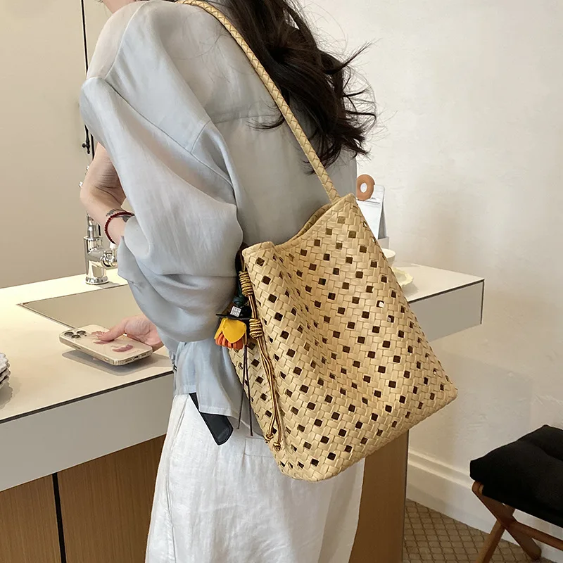Summer niche hollow simple vegetable basket woven bag fresh shoulder armpit bag personalized foreign style commuter bucket bag