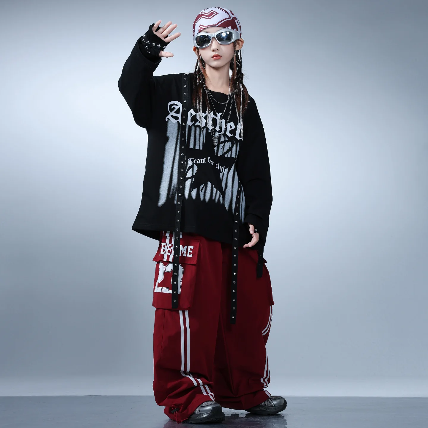 Abbigliamento Hip Hop Kpop per bambini Felpa lunga con cinturino con rivetti neri Pantaloni cargo a righe rosse da strada per abiti da ballo per ragazze e ragazzi