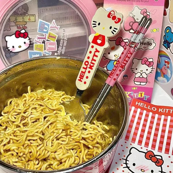 Sanrio Hello Kitty น่ารักชามราเมนสแตนเลสพร้อมฝาปิดขนาดใหญ่บะหมี่กึ่งสําเร็จรูปผลไม้สลัดข้าวซุปชามบนโต๊ะอาหาร