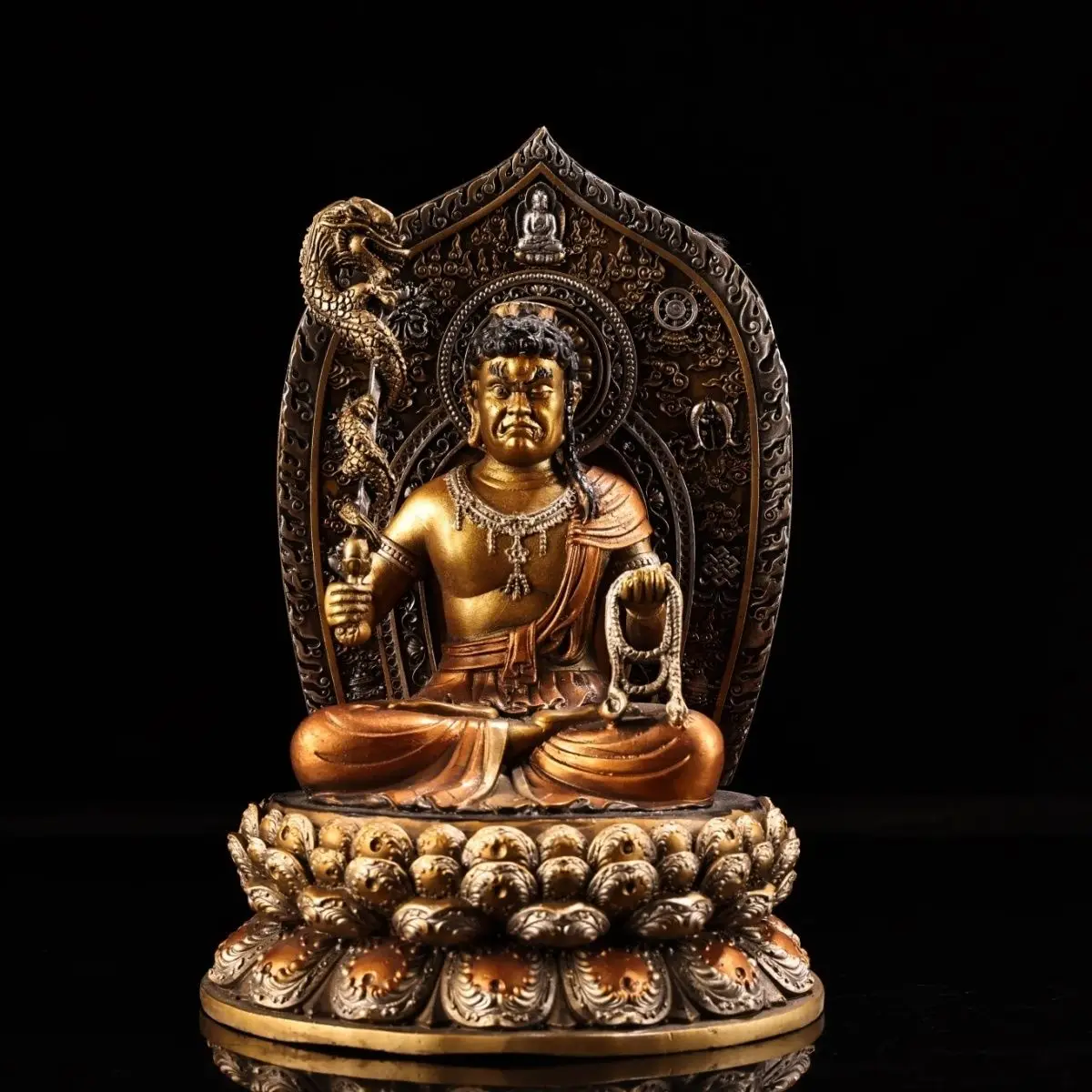Pure copper high relief chisel engraving painted gold immovable king weight 1500 grams high 18 cm wide 13 cm