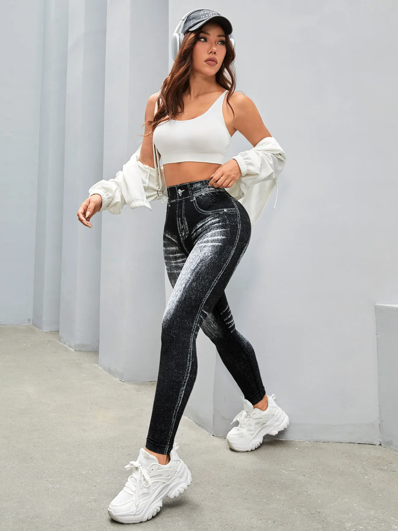 Damen Faux-Denim Nahtlose Yoga-Hose mit V-Rücken, Taillen- und Po-Lifting-Effekt, Hochelastische Schlanke Sport-Leggings, Modische Lauf- und Workout-Tights – Detail 4