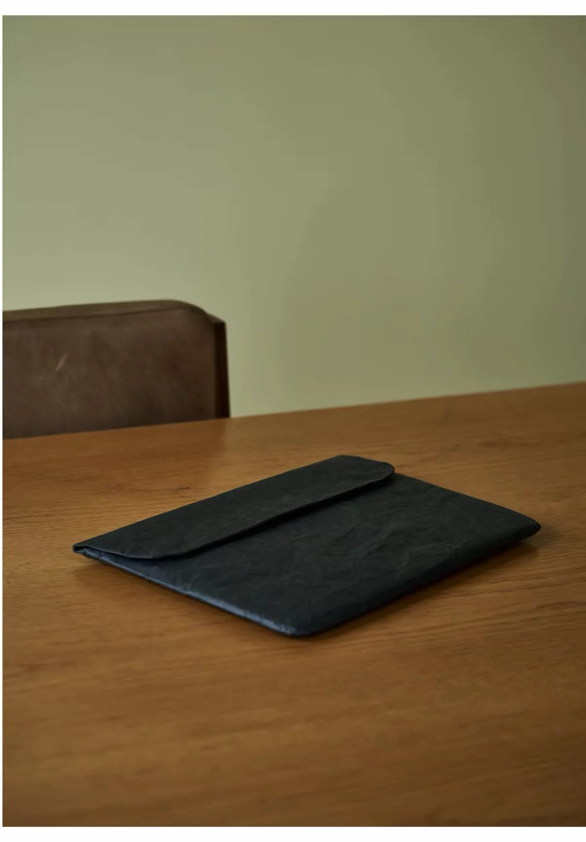 Suitable for the inner case of Macbook laptops. Made of eco-friendly washable paper, it provides shock absorption.