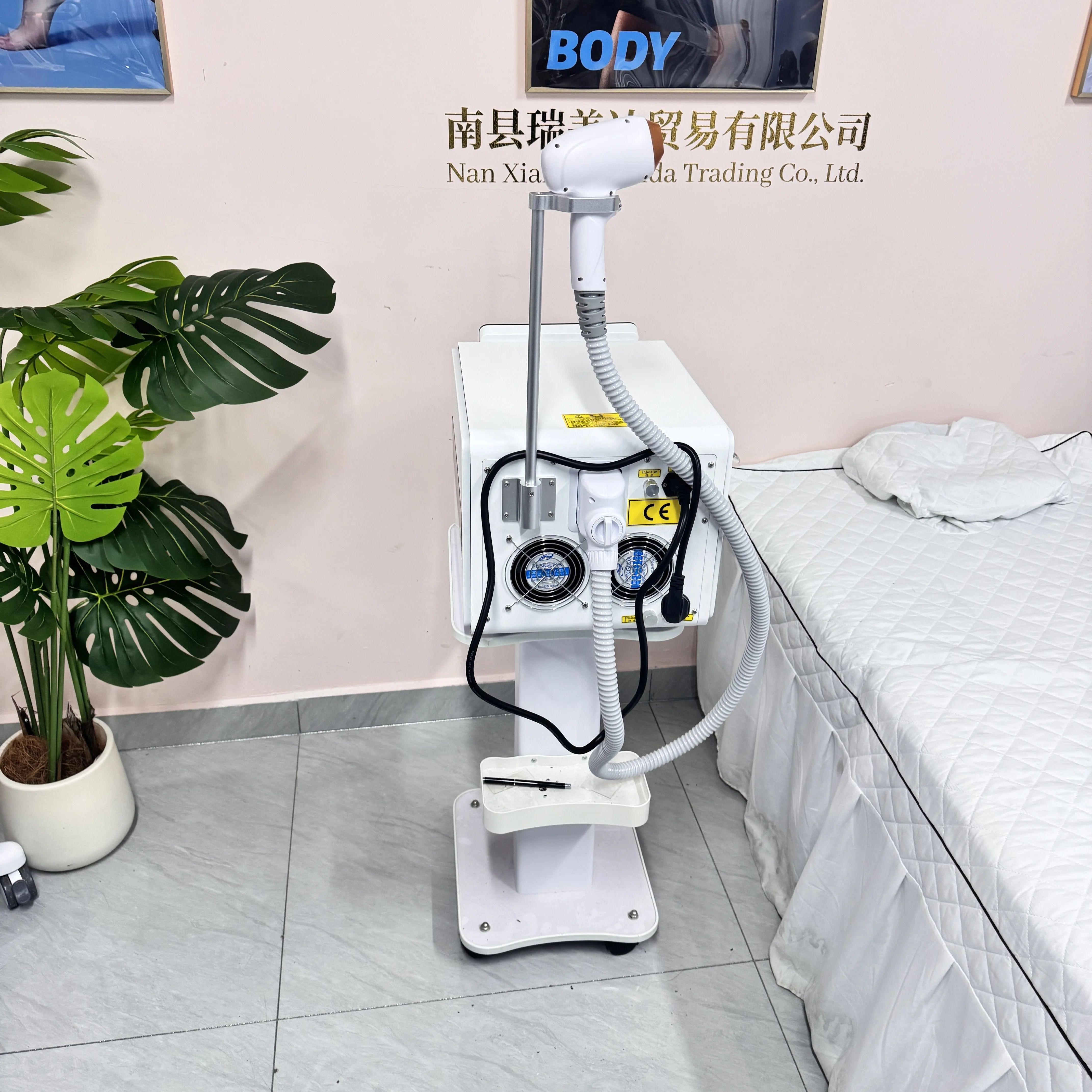 

Лазерный диодный аппарат для безболезненного и неинвазивного удаления волос, 10 целевых насадок, высокомощная охлаждающая рукоятка 4500 Вт, CE