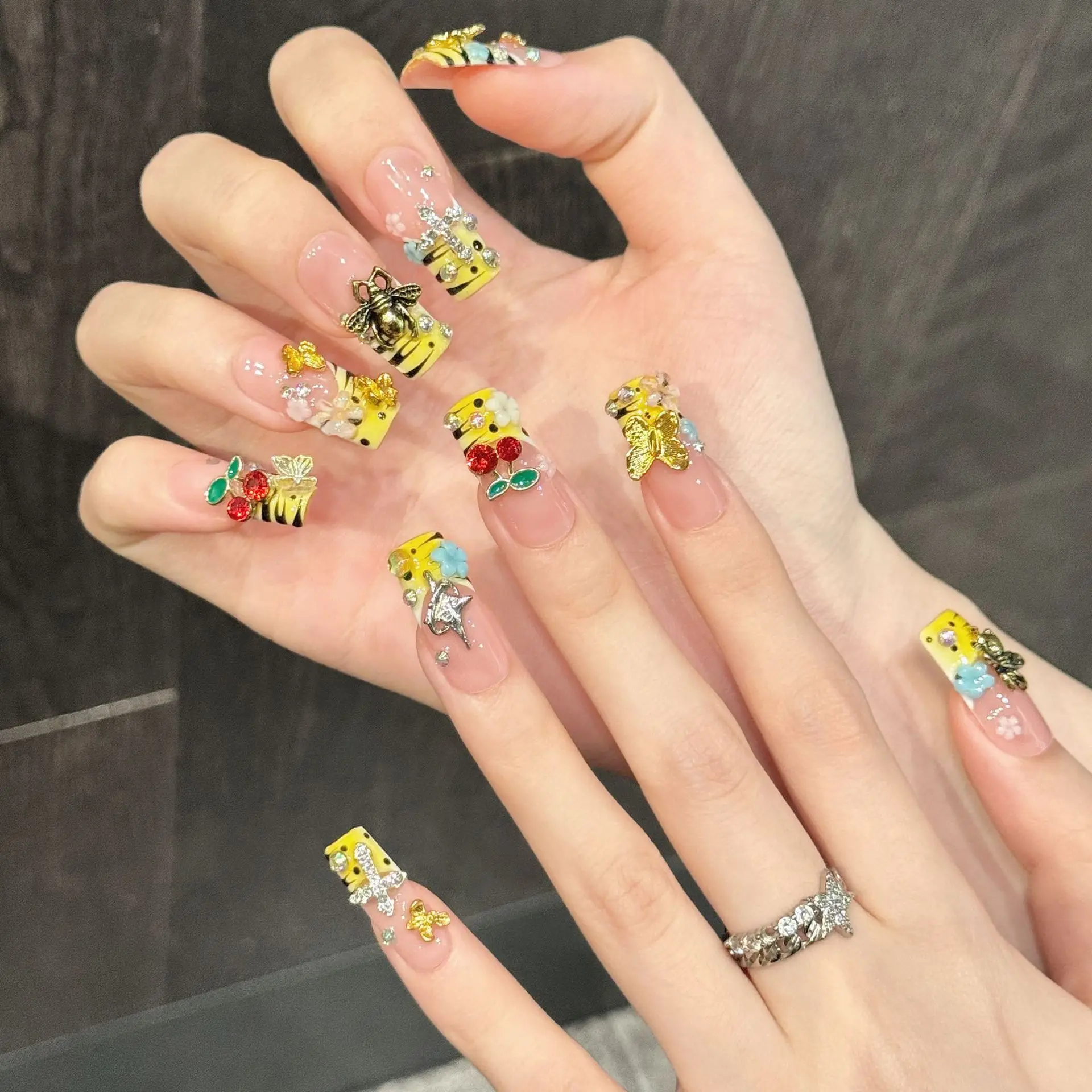 10 Stück handgefertigte, gepresste, lange, quadratische Nagelkunst, schöne künstliche Nägel, luxuriöse gelbe Biene, Schmetterling, Diamant, Kirschkreuz, süß und cool – Detail 2