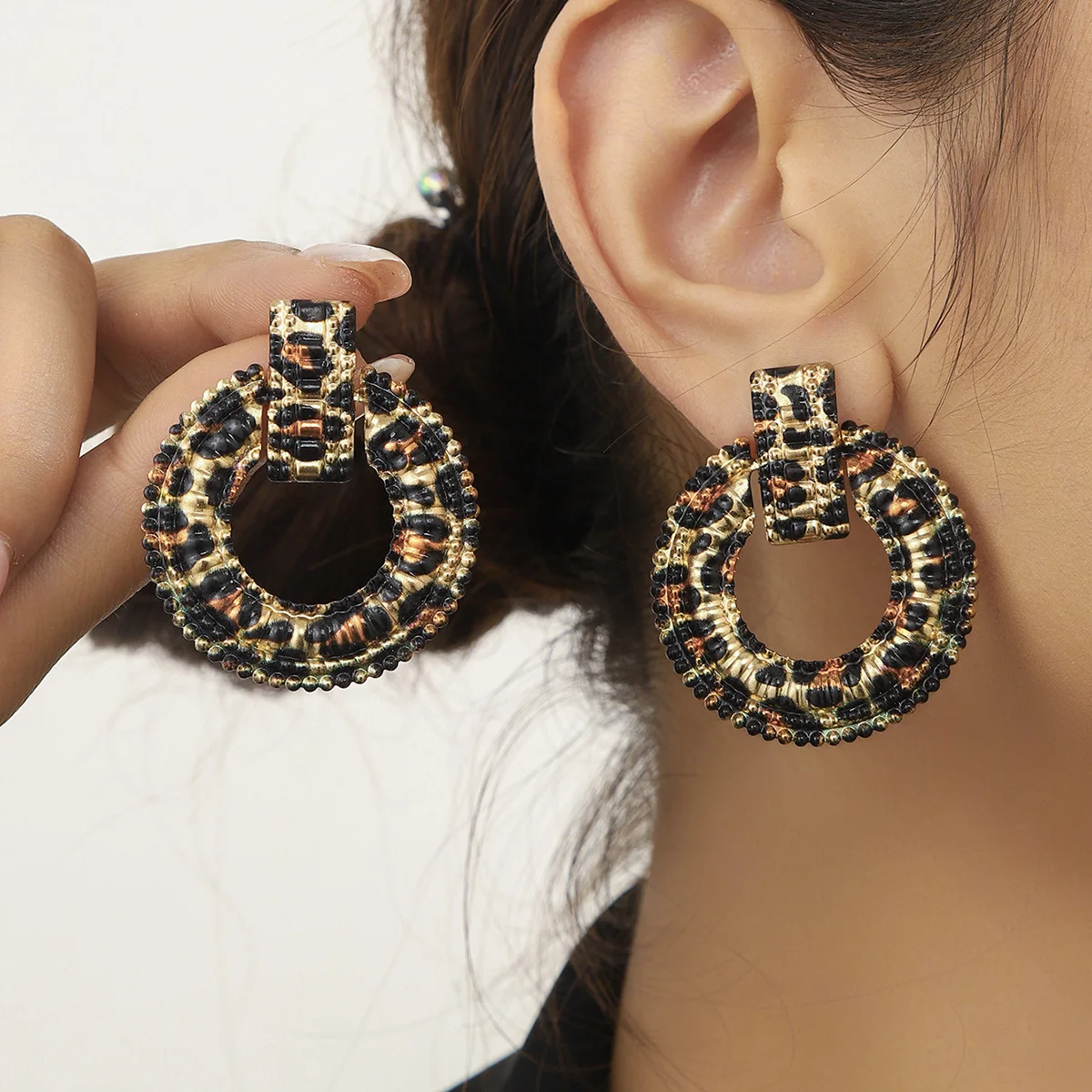 European and American cross-border new pair of leopard print geometric circle stud earrings retro fashion temperament earrings m