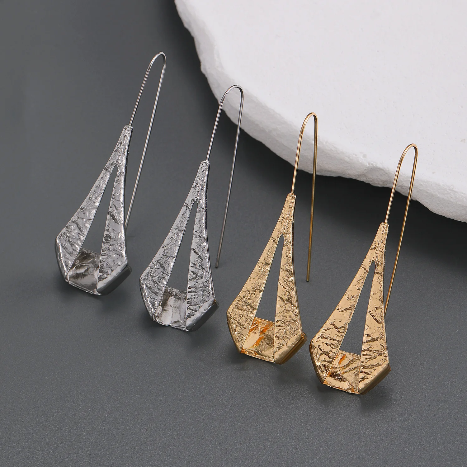 خمر هندسية مطروق الجوف التدريجي إسقاط أقراط للنساء الفاخرة المتخصصة الأقراط الفنية بالجملة الأزياء والمجوهرات الإكسسوار