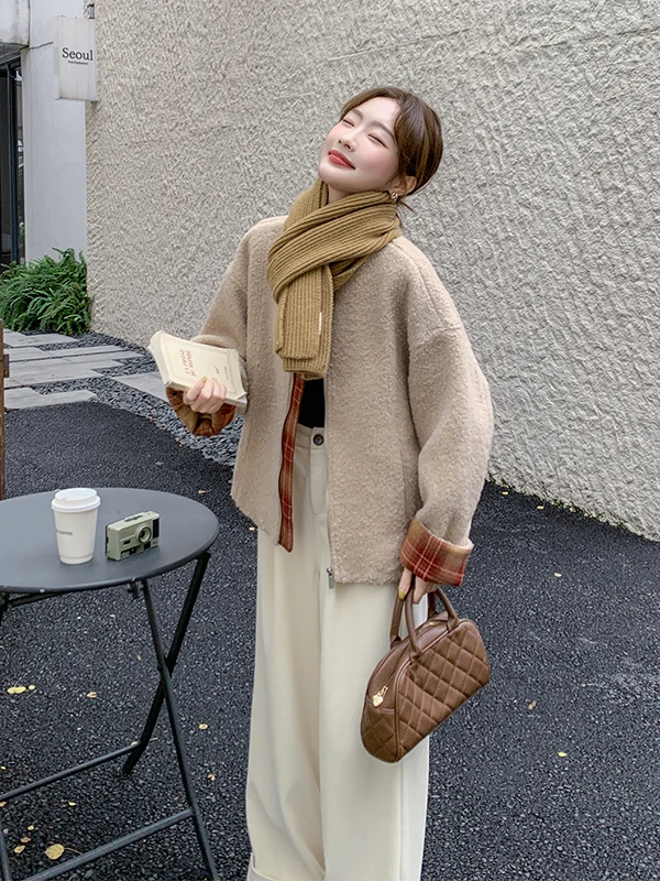 厚手の暖かい格子柄スプライシングレザーファーコート レディース秋冬新作2025 ラムベルベットジャケット 通勤スタイル