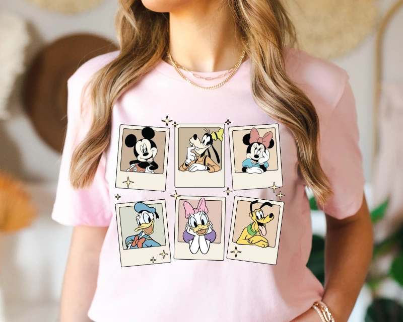 เสื้อฤดูร้อนปี 2025 รุ่นใหม่ เสื้อพอลารอยด์ลายมิกกี้และผองเพื่อน เสื้อสวนสนุก เสื้อคอร์ท เสื้อท่องเที่ยว ไซส์ใหญ่