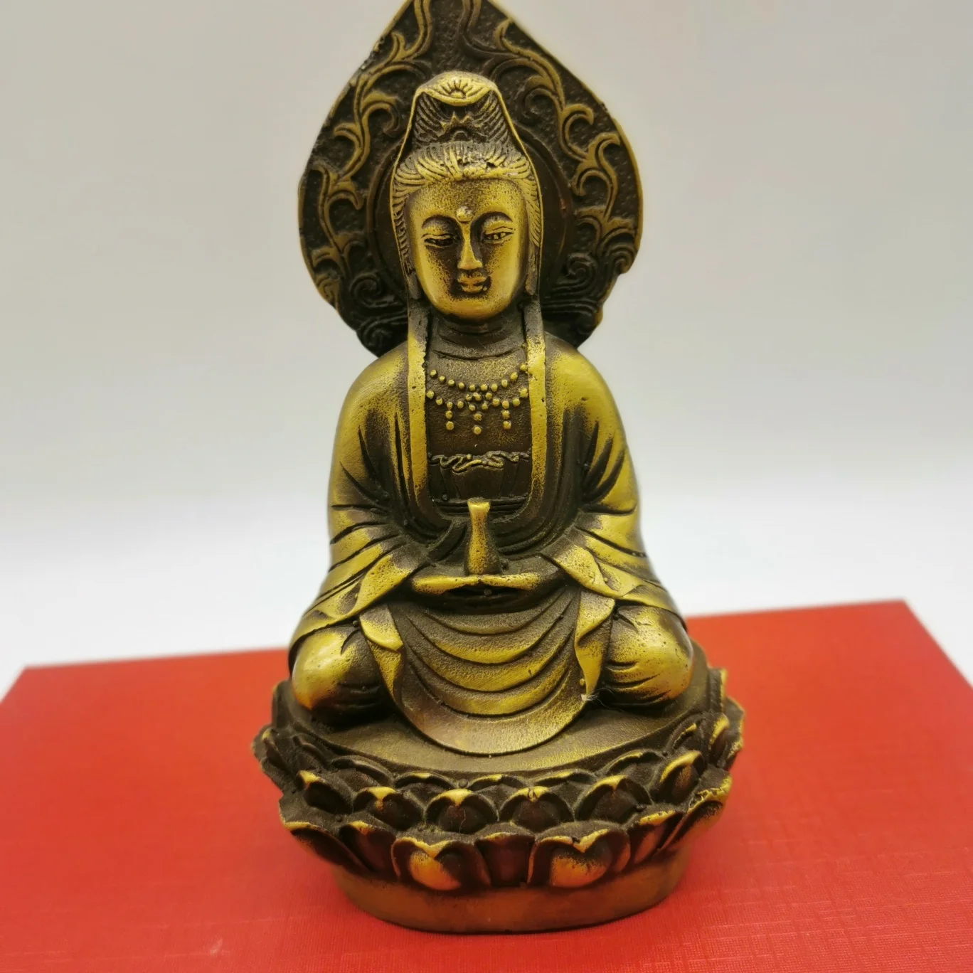 

Brass statue of Avalokitesvara Statue, decorative figurine of Avalokitesvara Bodhisattva, decorative handicraft of automobile Bu