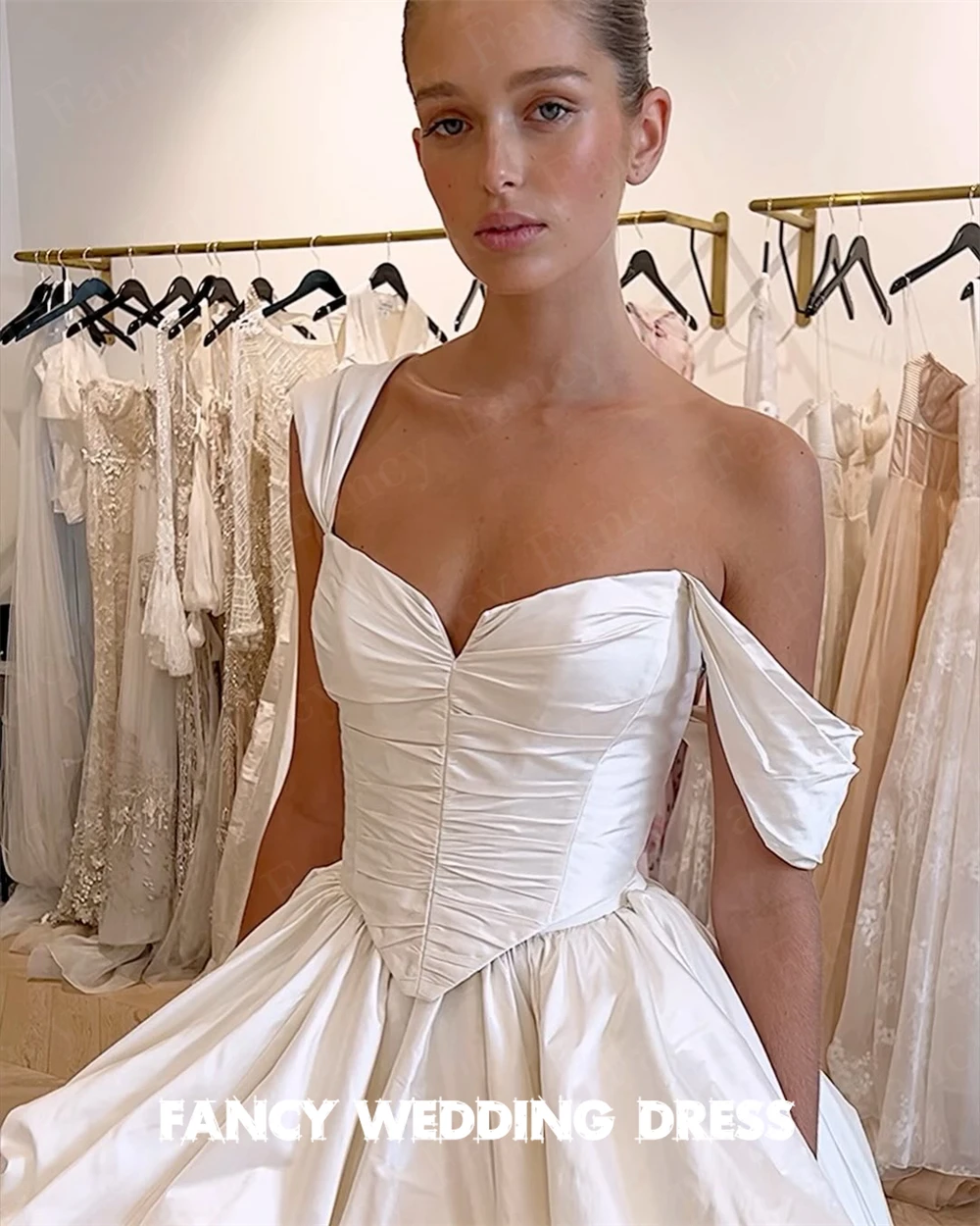 Fancy Sexy Little V Neck Wedding Dress Square Neck Sleeveless Bridal Gown Taffeta Long Tail robes de soirée customized