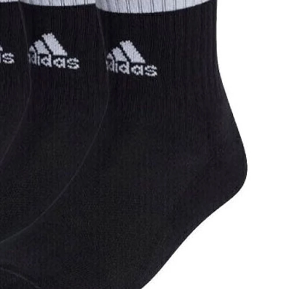 جوارب رياضية كلاسيكية سوداء من Adidas، بتصميم ثلاثي مخطط، وهي عصرية ولافتة للنظر. مصنوعة من القطن