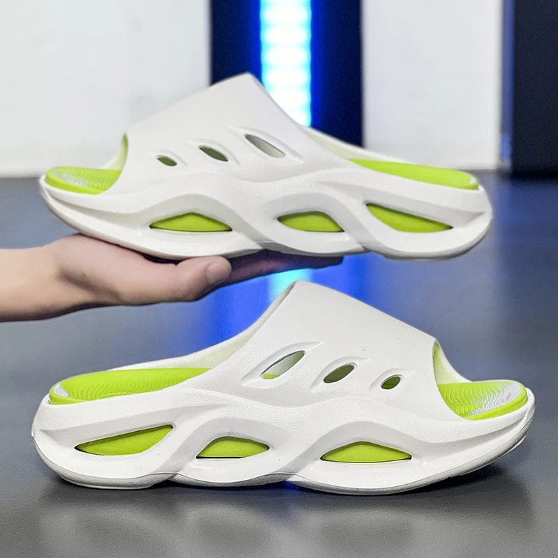 

2026 Summer New Men's Outdoor Clogs Slippers Soft Lightweight Thick Sole Slide Sandals Korean Wear-Resistant Beach Slippers