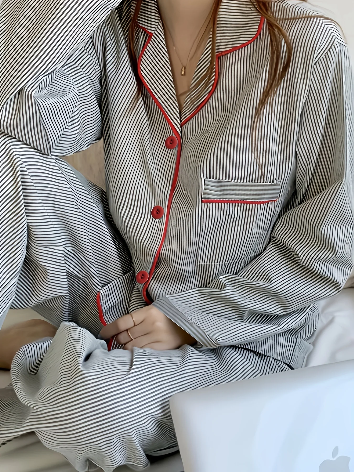 

Повседневный и простой пижамный комплект в серо-белую полоску с длинными рукавами и пуговицами — удобный для повседневного использования, осенне-зимняя одежда для дома