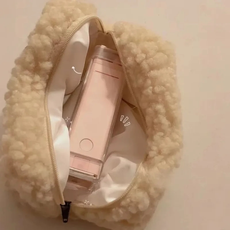 الشتاء الحليب الشاي اللون الكورية INS لامب الصوف حقيبة مستحضرات تجميل لينة مريحة المرأة حقيبة صغيرة منظم أدوات التجميل الفتيات مقلمة