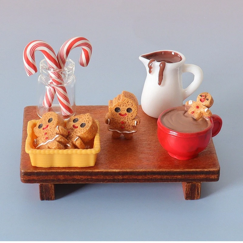 ミニチュアジンジャーブレッドクッキー ドールハウスフィギュア 笑顔の顔 アイシングディテール ドールハウス用の小さな卓上装飾 クリスマスギフト